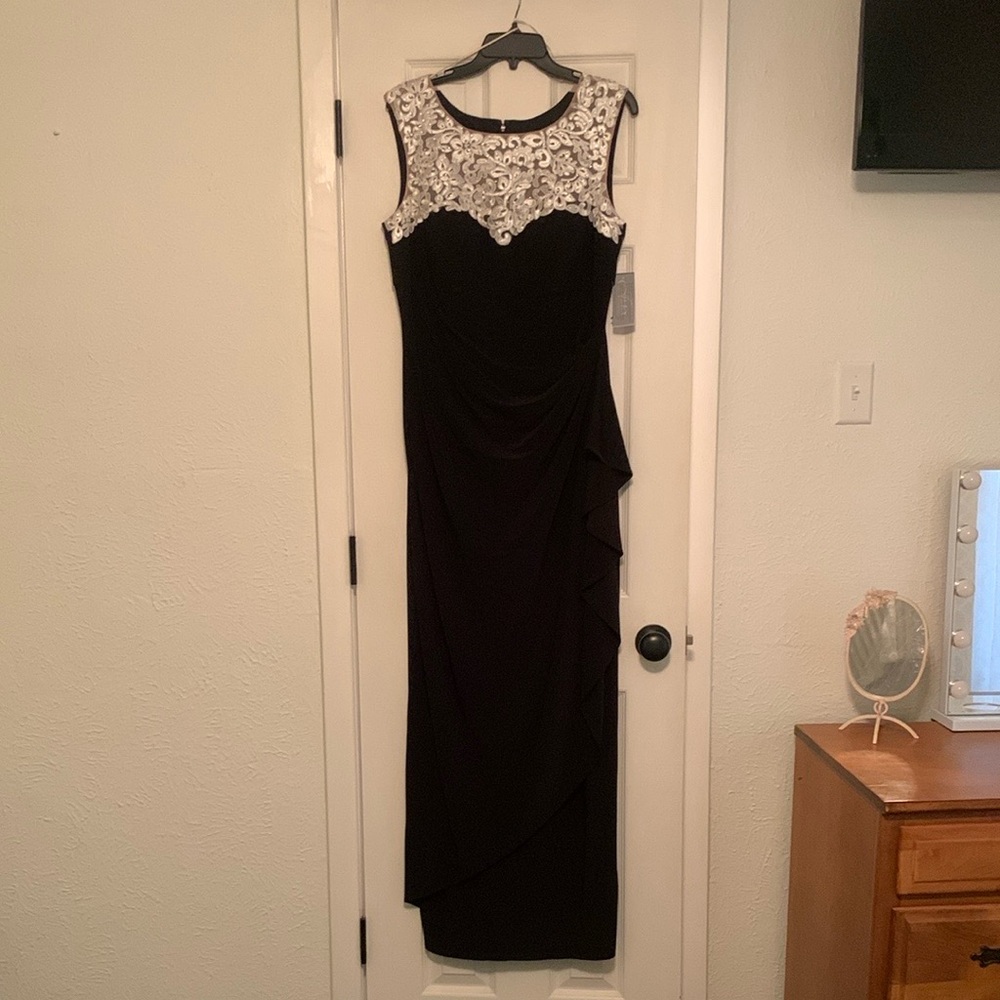 Alex Evenings Black and White Sheath Dress Sleeveless Crew Neck
